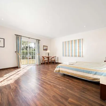 فيلة Sleeps 6 With Pool Air Con And Wifi