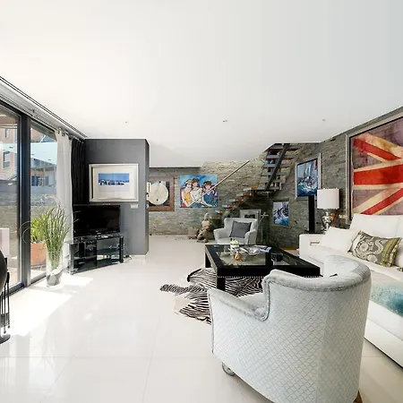 Sleeps 6 With Pool Air Con And Wifi