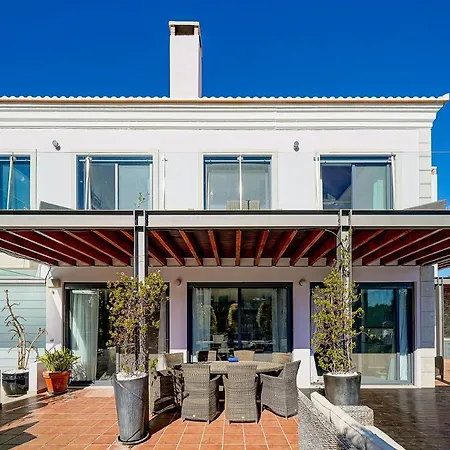 فيلة Sleeps 6 With Pool Air Con And Wifi